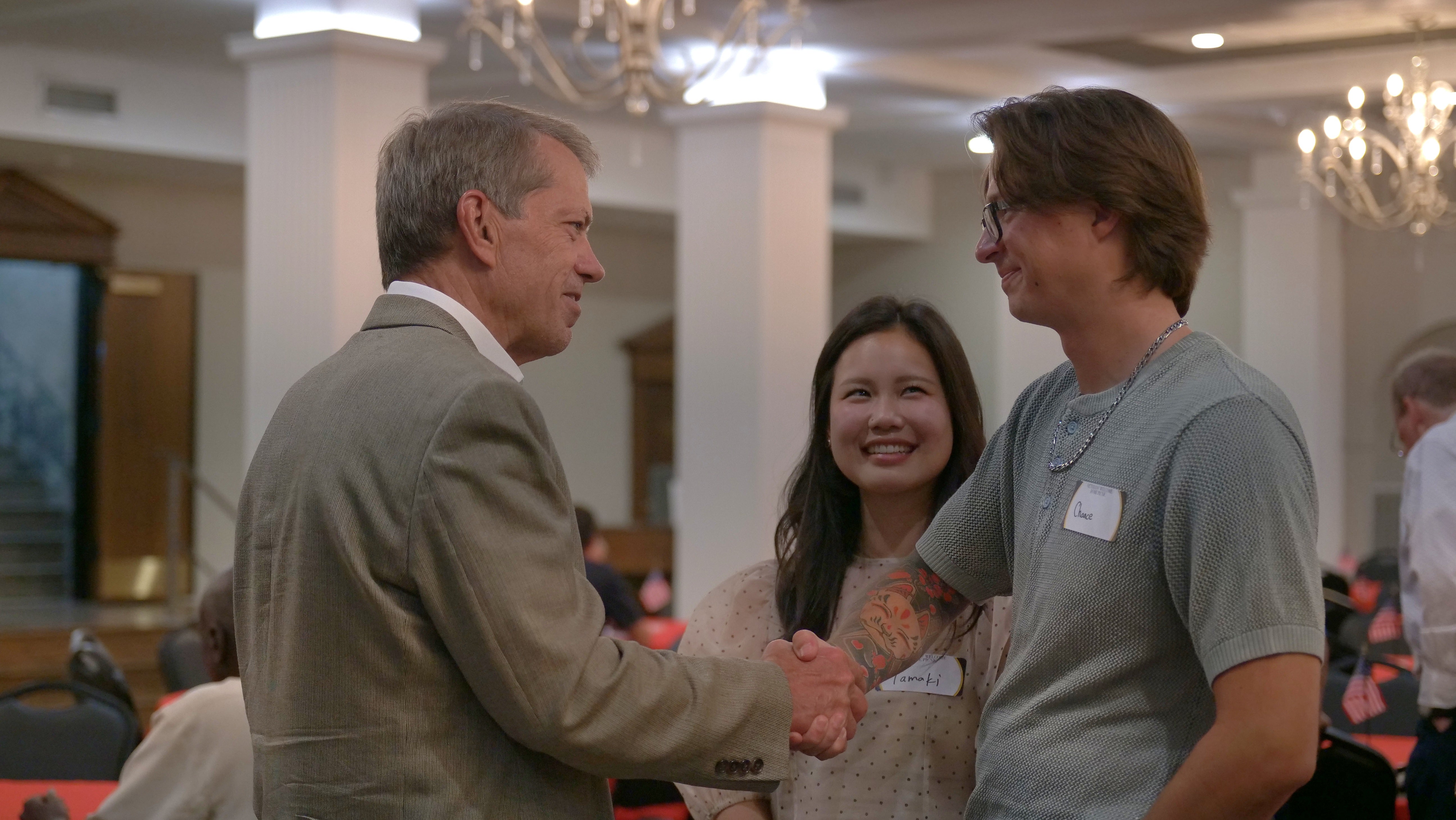 Governor Pillen greets a recently discharged veteran at the annual Welcome Home Dinner. 